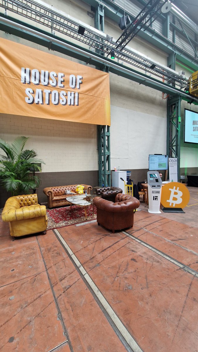 house_satoshi's tweet photo. Wir waren 2 Tage an der grössten @finanzmesse der 🇨🇭. Bei uns gab es keine Fonds, keine Broschüren oder sonstige Goodies. Es gab nur #SatoshiBier und #Bitcoin. Mehr braucht es nicht 😎 https://t.co/WgphHQUnCl