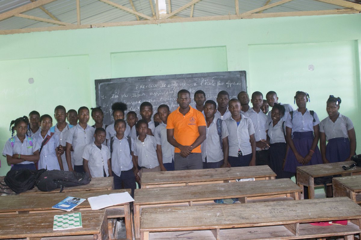 Mwen te kontan rankontre gwoup elèv sa a yo nan ansyen lekòl mwen. Doleyans yo anpil, men mswete <a href="/MENFP_Education/">MENFP Education Haiti</a> <a href="/nesmymanigat/">Nesmy Manigat</a> sonje yo nan ratrapaj yo konte òganize pou elèv egzamen leta yo. Voye finisan /Diplome CFEF yo ale ede yo prepare egzamen yo.