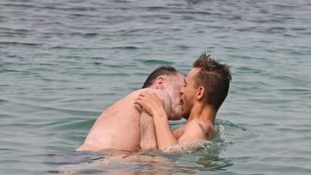frances33439335's tweet photo. Critiche al bacio tra Cecchi Paone e Simone Antolini, ex naufraghi: “Disagio e cattivo gusto” https://t.co/1e0i08t8kk via @fanpage https://t.co/vbaRouN5Lv