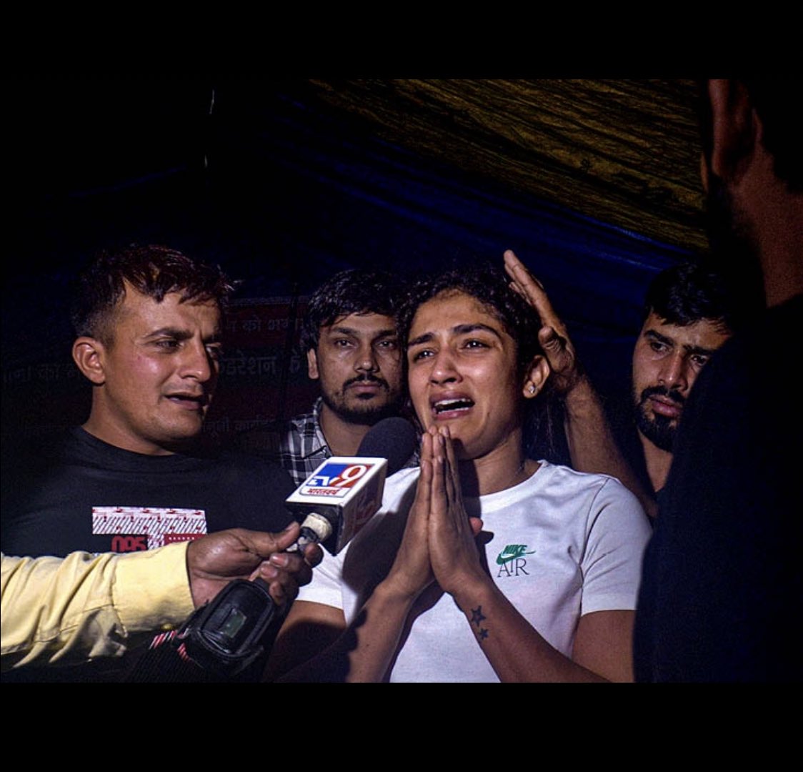 खिलाड़ी सिर्फ़ एक व्यक्ति नहीं है, एक समय वो पूरा देश होता है जब उसे दुनिया देख रही होती है। 
लोग कोई भी हो, लेकिन जो लोग देश के खेल, कला, संस्कृति के लिए संवेदनशील नहीं हो सकते, उसके पक्ष में खड़े नहीं हो सकते वो कमज़ोर ही होते होंगे। 
#JantarMantarProtest #standwithwrestlers