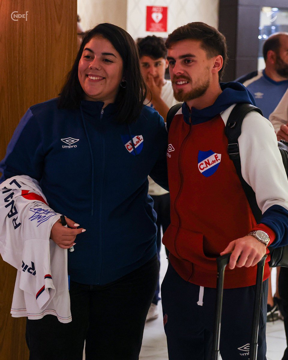 Nacional's tweet photo. La vuelta a 🇺🇾 y el encuentro con los hinchas 📸👕✍🏼

#ElClubGigante 🔵⚪️🔴 https://t.co/JAqAo5ARmV