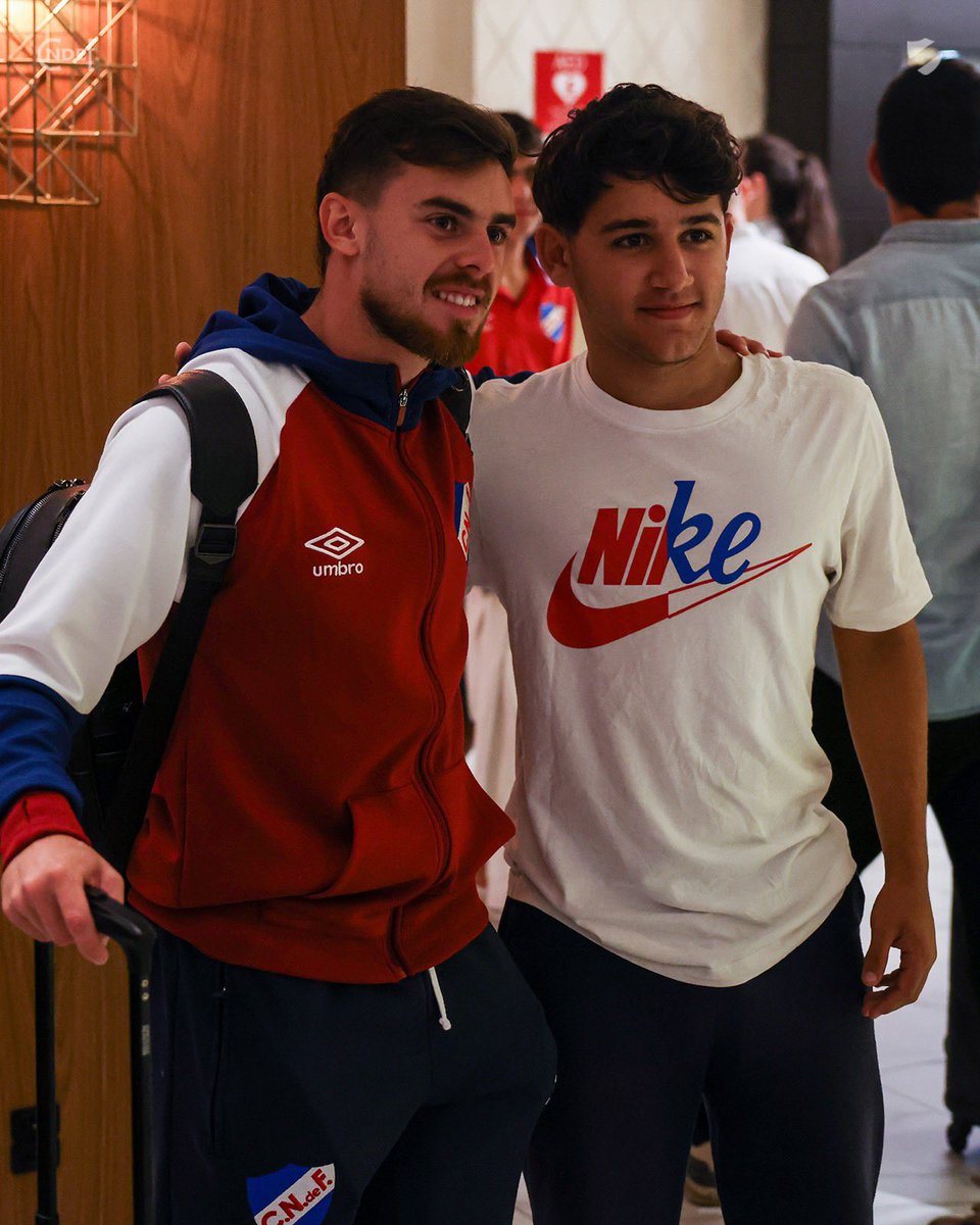 Nacional's tweet photo. La vuelta a 🇺🇾 y el encuentro con los hinchas 📸👕✍🏼

#ElClubGigante 🔵⚪️🔴 https://t.co/JAqAo5ARmV