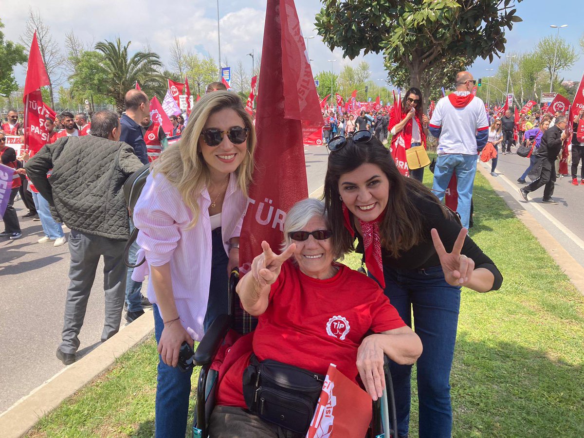 GulcinSavurur's tweet photo. Canım Ümit teyzem,
20 yıllık örgütlü hayatımın en büyük gururusun.
İyi ki o otobüse binmişim.
İyi ki yollarımız kesişmiş.
Mütevaziliğin, mücadelen ve gülen gözlerinde her anımızda bize umut oldun ve olmaya devam ediyorsun…
#TipSensin #TipSenin https://t.co/LVm0ZOk2s9