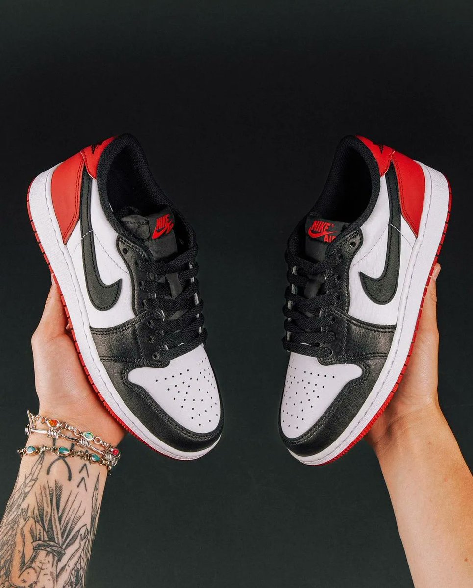 KicksFinder's tweet photo. FRESH LOOK: Air Jordan 1 Retro Low OG "Black Toe" 🔴⚫️

📝 CZ0790-106 (MENS)
🗓️ July 28th
💰 $140 USD
📸 @thecommonhype https://t.co/ch9O7eKEop