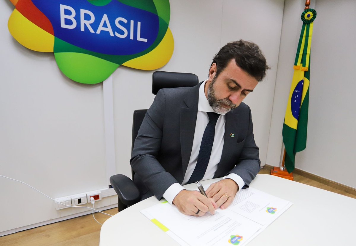 O nosso presi <a href="/MarceloFreixo/">Marcelo Freixo</a> assinou o protocolo de intenções com a <a href="/camaralgbtbr/">Câmara LGBT Brasil</a>, reforçando o nosso compromisso em promover a diversidade e o respeito no turismo. Vamos somar esforços para apoiar a comercialização dos nossos destinos que são estratégicos para o segmento LGBT 🏳️‍🌈