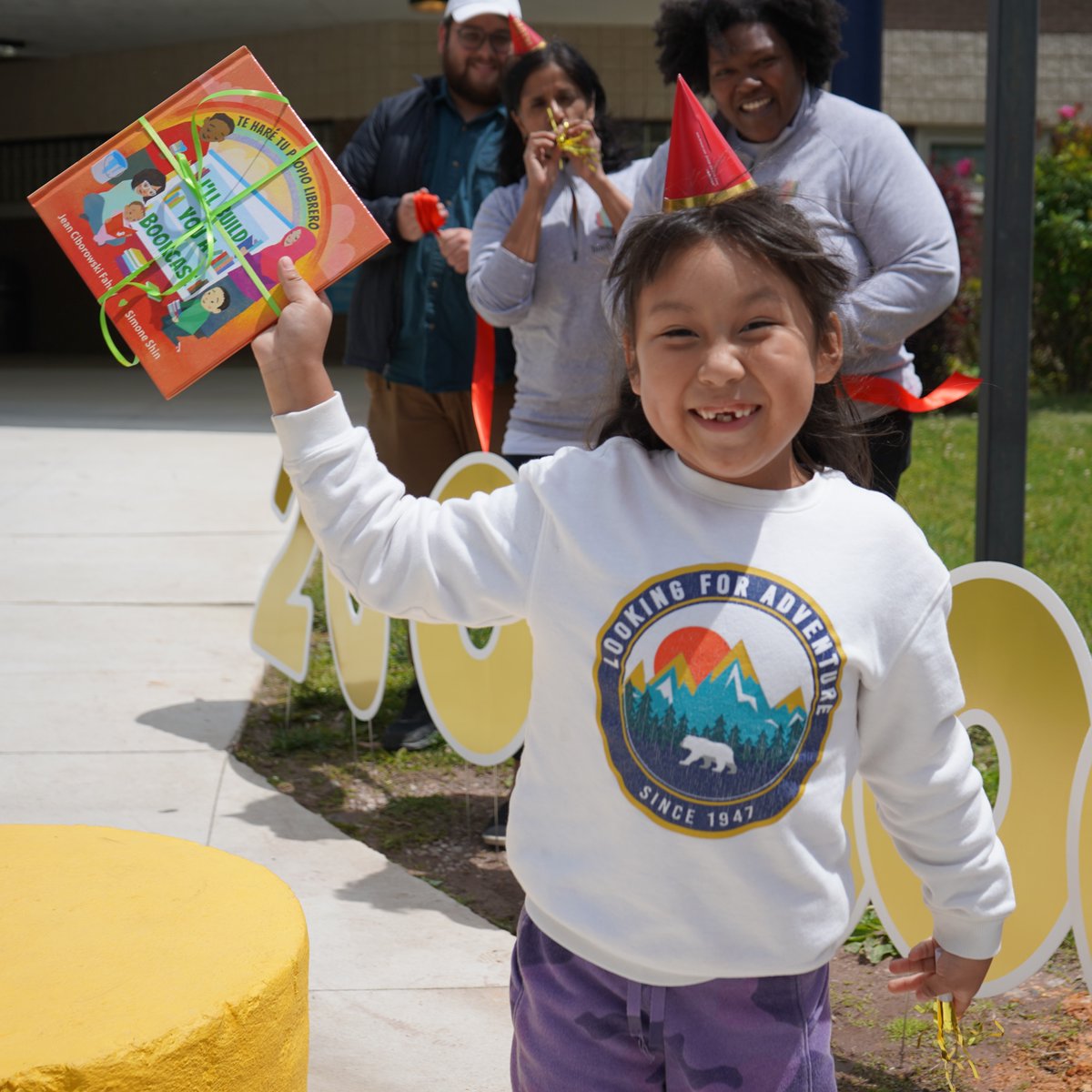 bookharvestnc's tweet photo. We are thrilled to share that Lucy, a @DurhamPublicSch 1st grader, has officially harvested Book Harvest's TWO MILLIONTH book! Learn more and view additional photos: https://t.co/8t8KIuhjgI
#booksforeverychild #bookharvest #durhamnc #literacyforall https://t.co/DTKzoSx8Ed