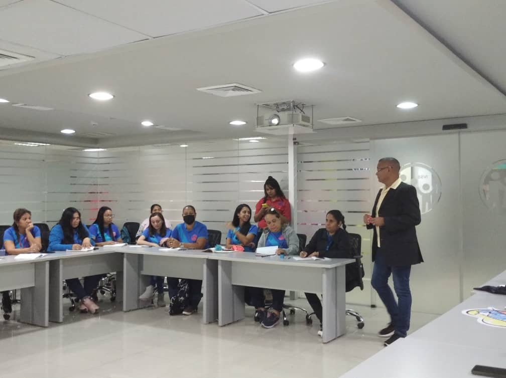 El profesor Francisco Gutiérrez fue el encargado de realizar la ponencia sobre el acoso escolar que se desarrolló en la sede principal del IVSS, en el cual 50 participantes expusieron sus dudas y expectativas sobre el tema.

#LaSiembraPetrolera

<a href="/NicolasMaduro/">Nicolás Maduro</a> <a href="/MagaGutierrezV/">Magaly Gutiérrez Viña</a>