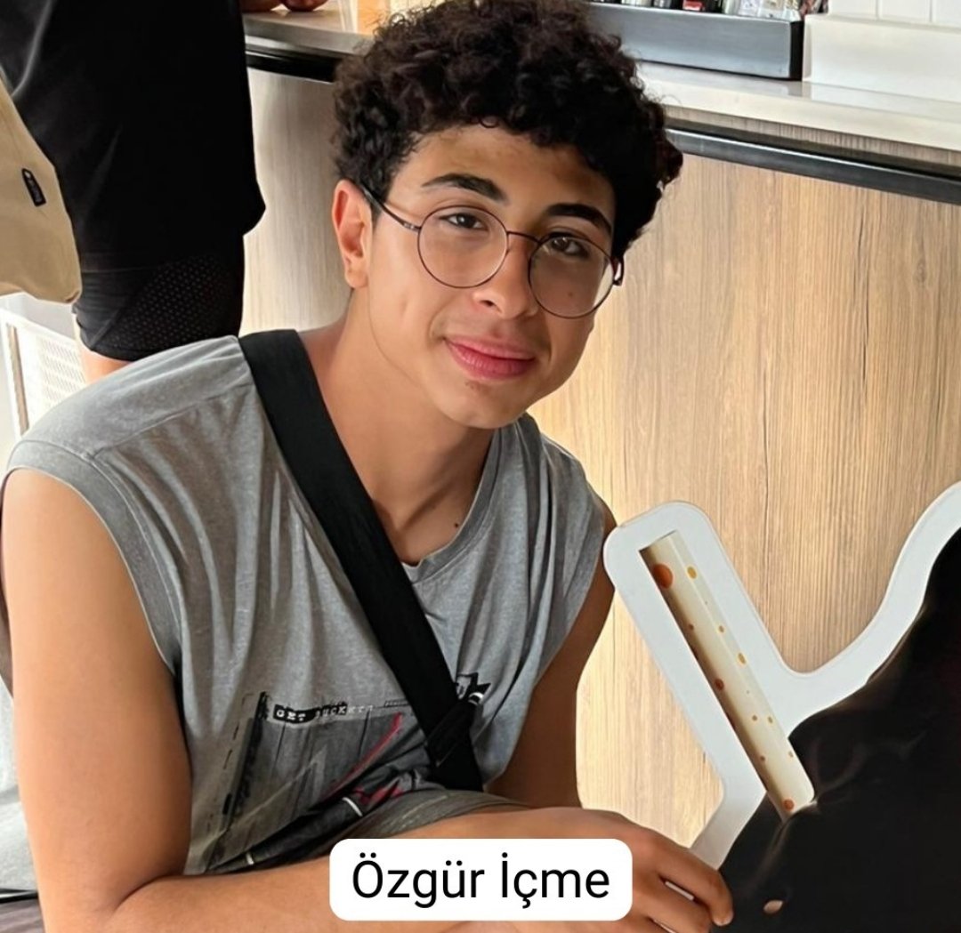 Bugün Özgür'ün doğum günü.
Hikayesini tekrar okuyalım. Onu güzel özellikleriyle analım. 🌸💛🎂 
---
Fotoğrafta gördüğünüz bu gamzeli, yakışıklı çocuğun adı Özgür İçme ve ben size onun hikayesini anlatacağım çünkü hikayesi anlatılan bir insan yaşamaya devam eder.

Özgür 4 Mayıs