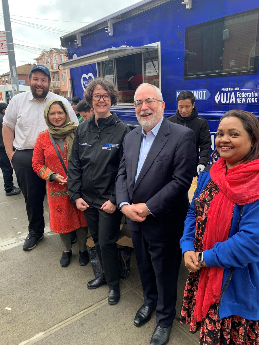 MetCouncil's tweet photo. ๐ Tremendous thanks to Jill Berry @NYCHRA for joining forces w/ Met Council at our mobile food pantry today! Together w/ @indiahomeusa we nourished nearly 150 families in need. We will never stop working to serve those in need! #FeedingTheHungry #ServingThePoor #StrongerTogether https://t.co/pQh9YcVZhi
