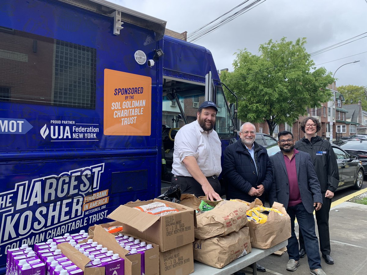MetCouncil's tweet photo. ๐ Tremendous thanks to Jill Berry @NYCHRA for joining forces w/ Met Council at our mobile food pantry today! Together w/ @indiahomeusa we nourished nearly 150 families in need. We will never stop working to serve those in need! #FeedingTheHungry #ServingThePoor #StrongerTogether https://t.co/pQh9YcVZhi