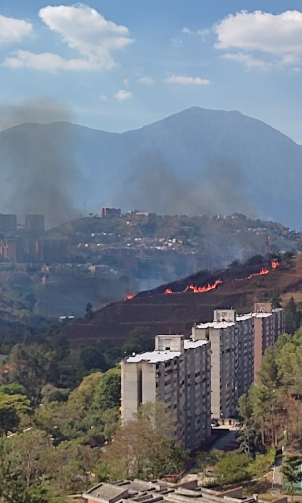 icgc20's tweet photo. @AlcaldiaBaruta  Zona La Bonita, incendio https://t.co/7tv3wiyoFD