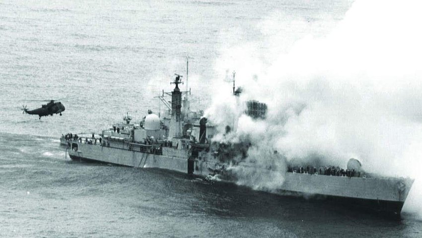 #otd 4 May 1982 – Twenty sailors are killed when the British Type 42 destroyer HMS Sheffield is hit by an Argentinian Exocet missile during the Falklands War.

#Lestweforget #remembrance #Royalnavy #hmssheffield #FalklandsWar