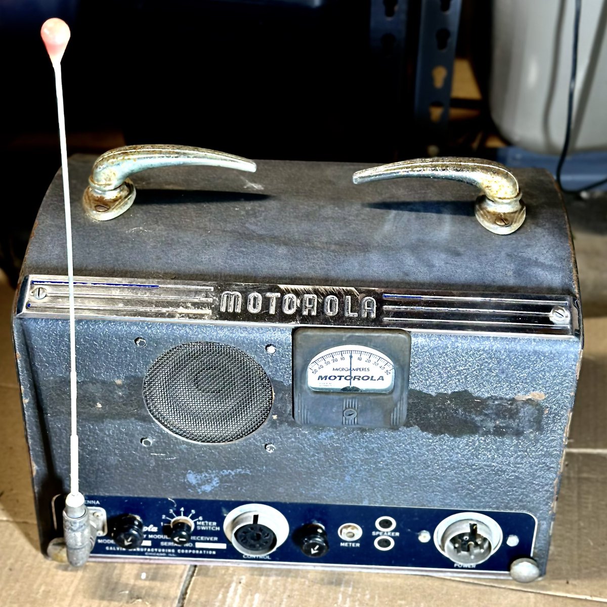 QuirkyQRP's tweet photo. Another really cool recent acquisition. I believe it was used for police or fire departments back in the 40s-50s.
#policeradio #fireradio #hamradio #scannerradio #VHF #UHF #policeband #retroradio #antiqueradio #GoldenAgeOfRadio #vintageradio https://t.co/H72x487rWU