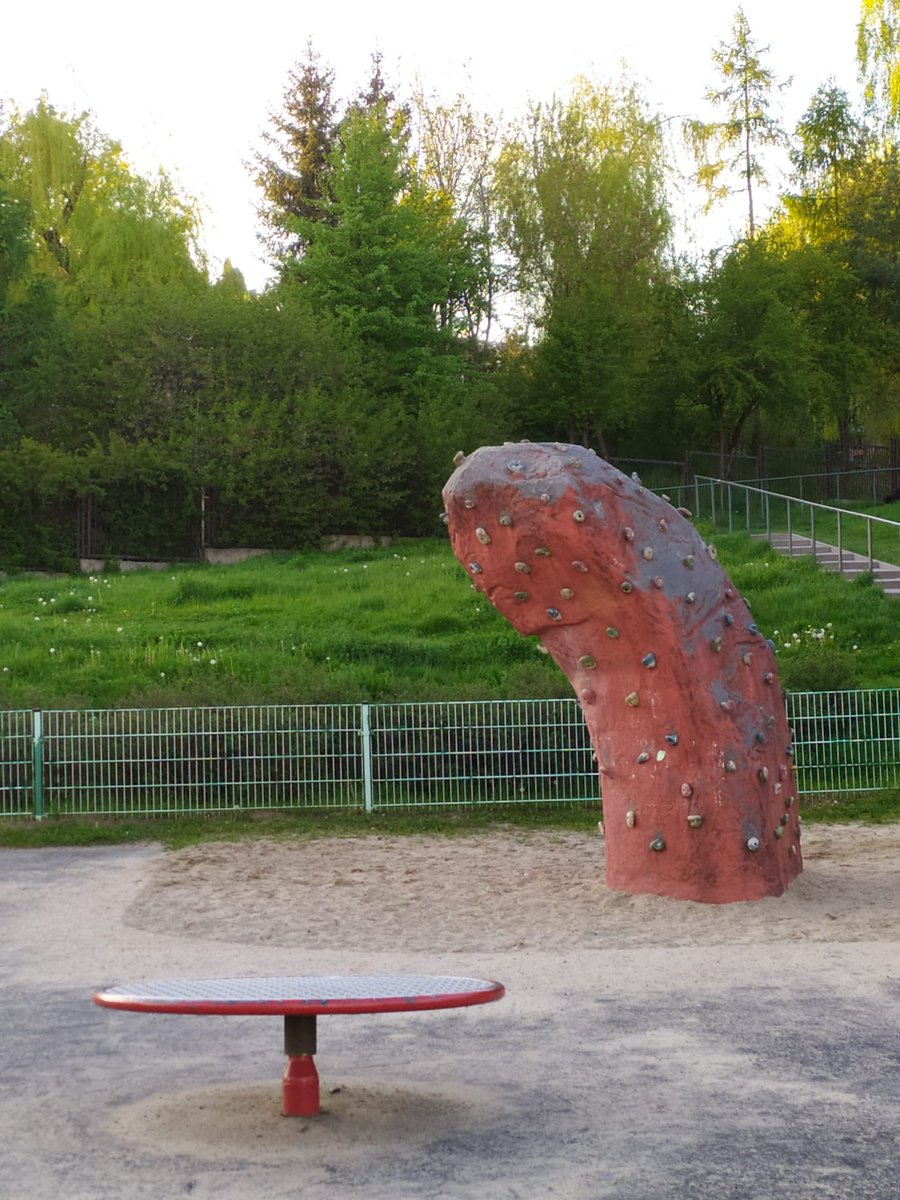 Perły architektury polskiej.
Ścianka wspinaczkowa dla dzieci, Lublin. 

(nadesłała koleżanka)