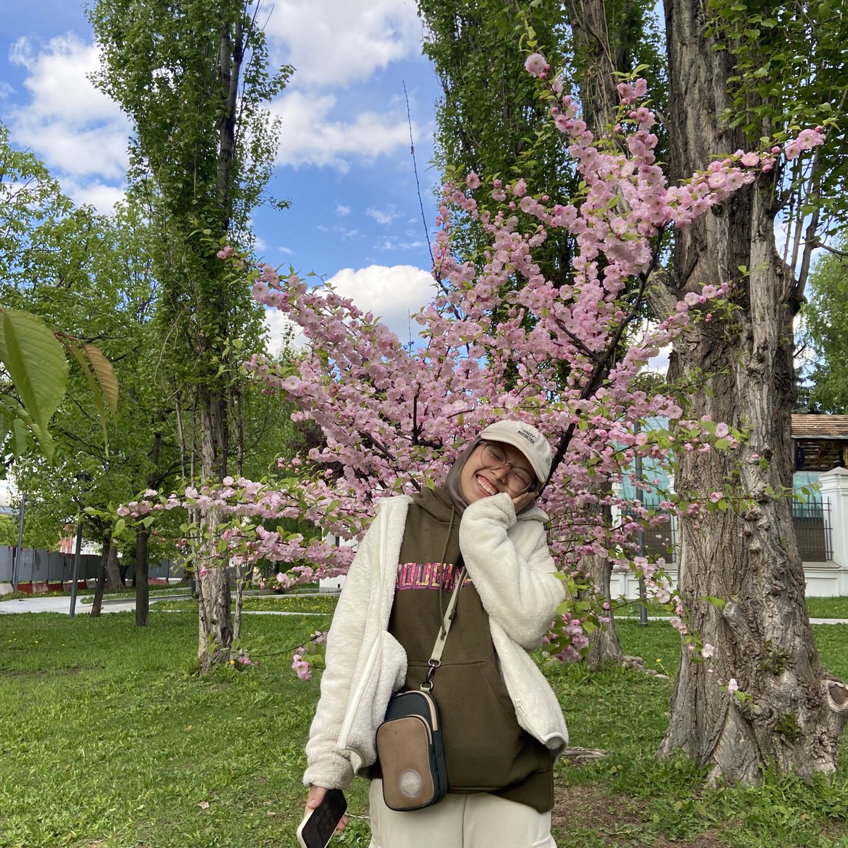 Iucreciamh's tweet photo. on today's episode of walking more than 10000 steps:

FINALLY SAKURA!!!!
i always love sakura, i had a dream to see it (real actual one), soon i'll come see you in a hanabi ok🌸

this is the prunus triloba one🌸

its cherry blossoming💓 https://t.co/9Wufqqn95m