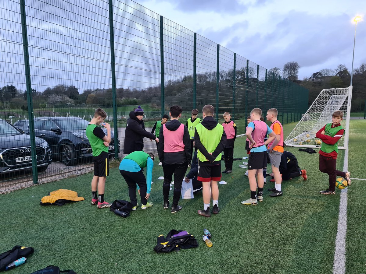 AscoltaCL's tweet photo. A fine night back on the pitch at Mineralwell Park with @Stonehavenyfc 

⚽️🏴󠁧󠁢󠁳󠁣󠁴󠁿🟡⚫️

#Believe #Train #Achieve #EverythingIsPractice https://t.co/DMfiexAMIg