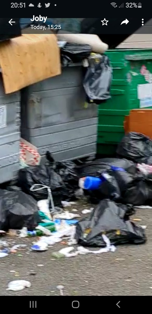 Maxx731's tweet photo. @SDoughtyMP @PrifWeinidog
This is an ongoing issue for years, residents living in a cul de sac in Cardiff Bay.
Living amongst a rubbish tip, teaming with rats and filth, a very short distance from the million pound homes , Ignored and placated by social housing, local councillors https://t.co/1XT23nwrvH