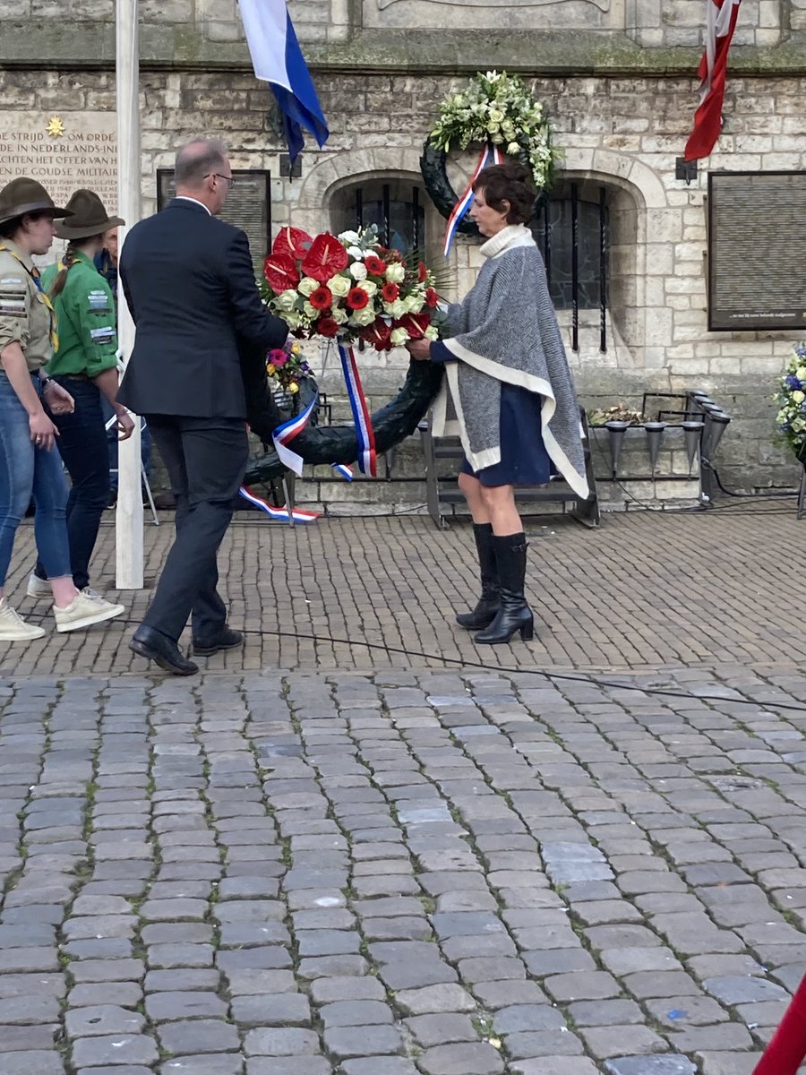 Vanavond legden 2 raadsleden ⁦@EvertBob⁩ en ⁦<a href="/SjaneMarie/">sjane-marie koppers</a>⁩ een krans namens de gehele Goudse bevolking ⁦<a href="/45meiGouda/">4&5 Mei Gouda</a>⁩