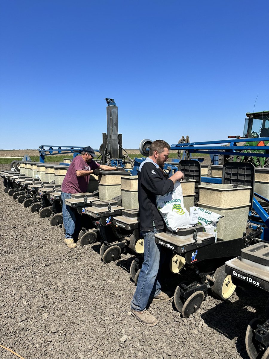 Thanks Vogel Ag for getting in a corn plot this morning!  <a href="/ChannelSeedNIL/">Channel N. Illinois</a> #Bayer4IL #plant23
