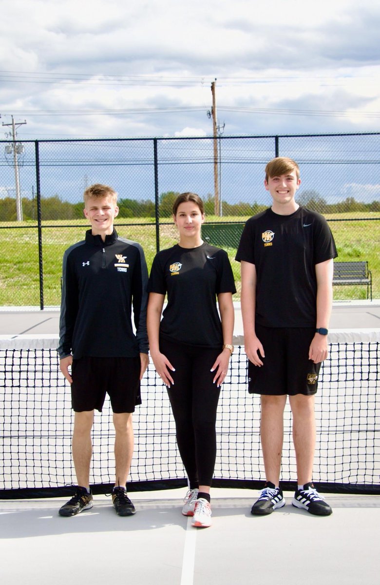 WM_Warriors's tweet photo. #SeniorNightWin 🎾💛🖤🎾 https://t.co/dUYTteXo1K