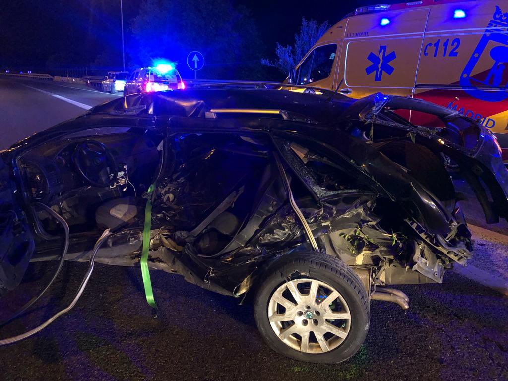 EmergenciasMad's tweet photo. #Accidente de tráfico en la incorporación de Santa Eugenia a la #A3 sentido Madrid.

Conductor pierde el control del turismo y, tras impactar con el guardarraíl, sale despedido. 

@SAMUR_PC atiende por un traumatismo craneal severo. 

@BomberosMad sanean el guardarraíl afectado. https://t.co/tkcx4YcfIJ