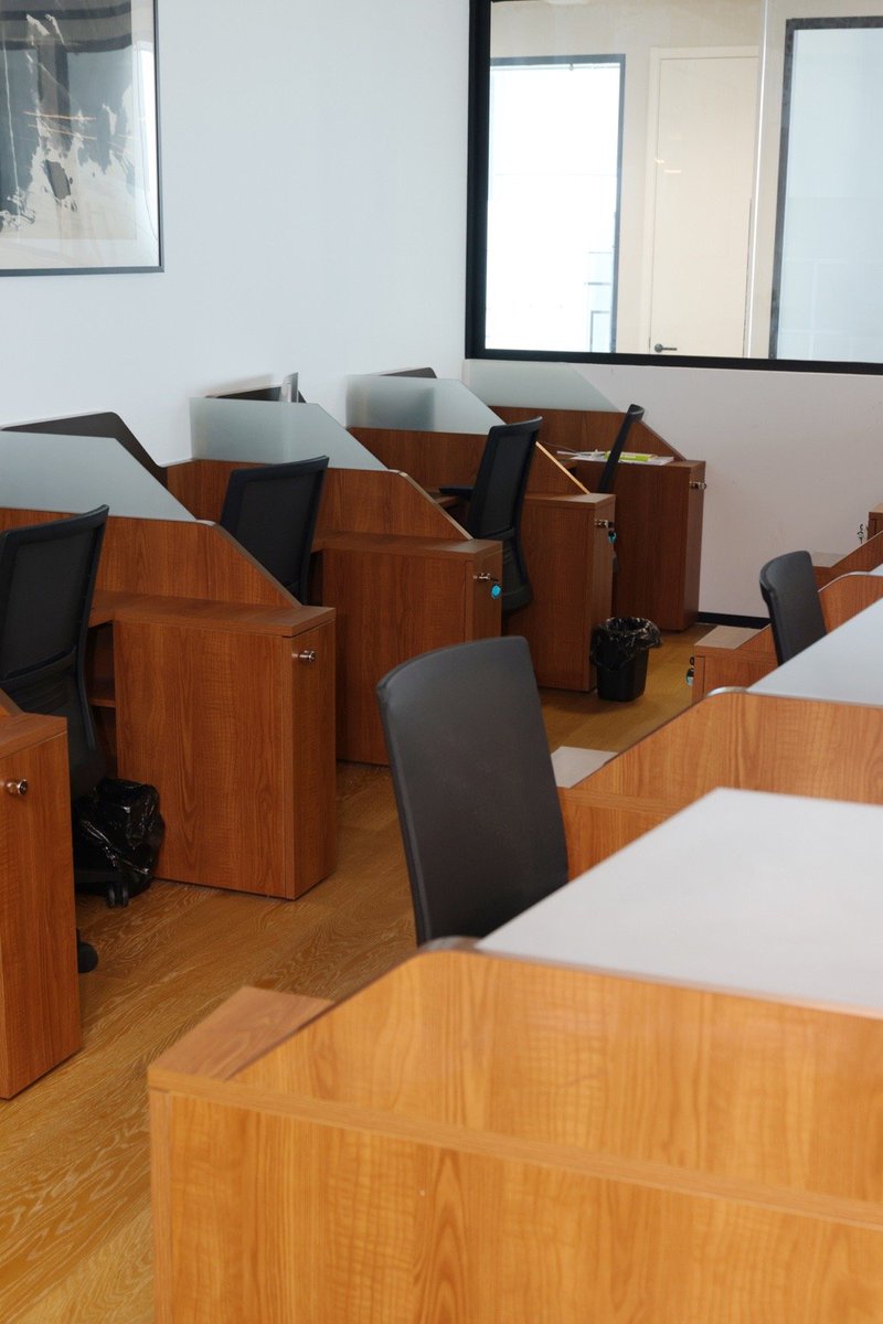 The new office has been furnished. I feel beautiful.