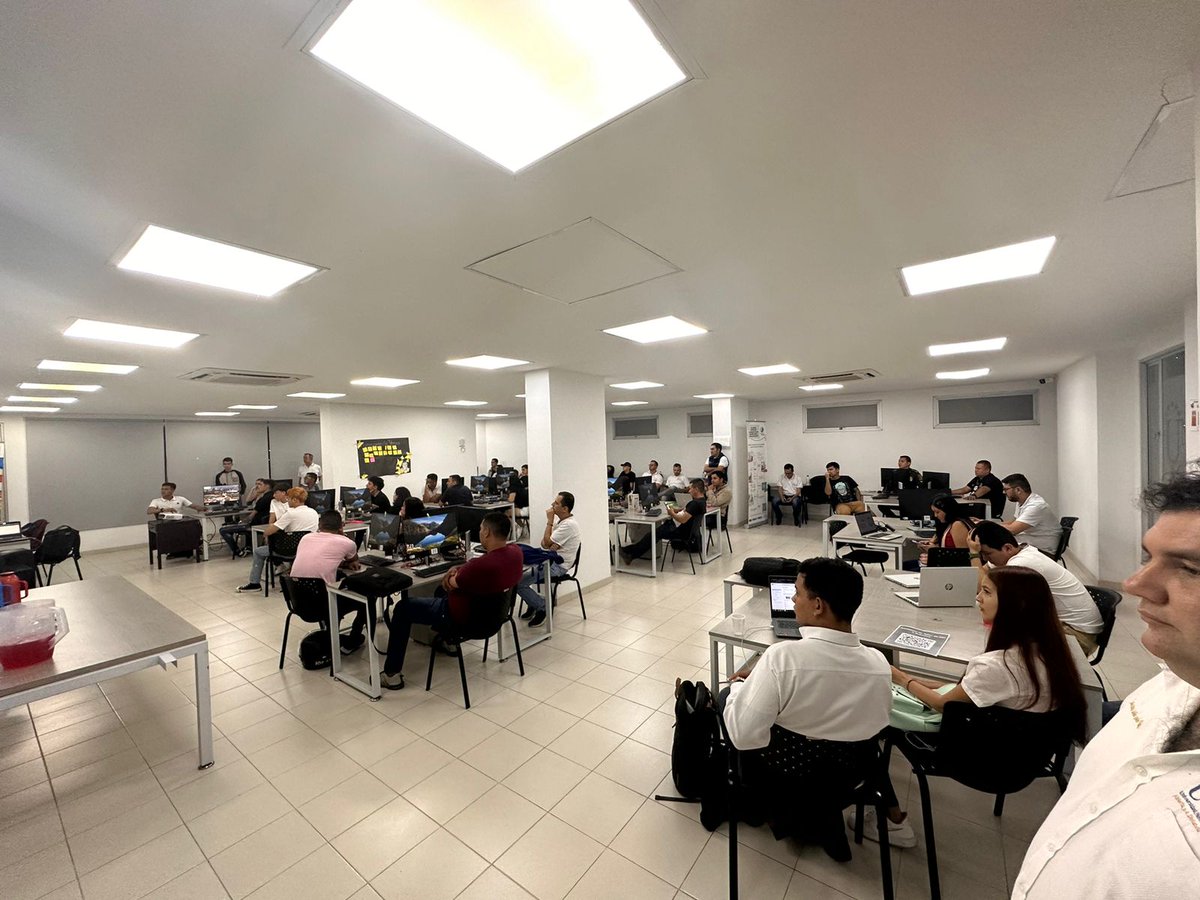 Ale_Cote_2000's tweet photo. Dando apertura al taller de IoT y Robótica #ECBTI  @UniversidadUNAD @UnadZcori @JaimeLeal_ @RedDocentesUNAD @ClaudioCamiloG1 https://t.co/KsbMVFNk4Z