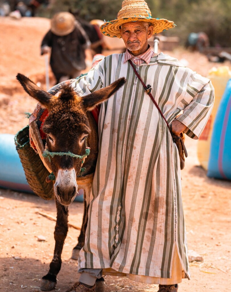 AdamDCohn's tweet image. After saying farewell to Kevin &amp;amp; Zz and then Courtney in Marrakech, today we started our way north. As we started up the foothills of the Atlas mountains, we noticed some tents and tarps across a small valley, which we guessed was a farmer's market. It w… instagr.am/p/Cr1xRrOoX4g/
