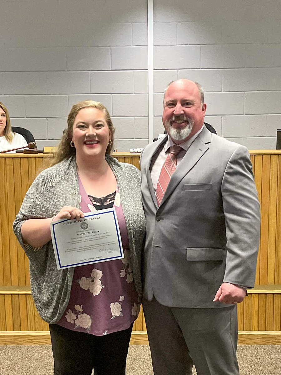 cgarrison5526's tweet image. Tonight we celebrate two  @PVPandas teachers who received tenure. Congratulations Mrs. Clemons &amp;amp; Miss Leddy along with with all #PCSS teacher recipients on this accomplishment! 
#PVPandas #PutnamProud