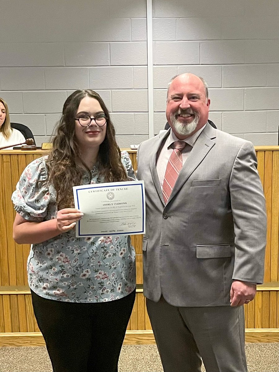 cgarrison5526's tweet image. Tonight we celebrate two  @PVPandas teachers who received tenure. Congratulations Mrs. Clemons &amp;amp; Miss Leddy along with with all #PCSS teacher recipients on this accomplishment! 
#PVPandas #PutnamProud