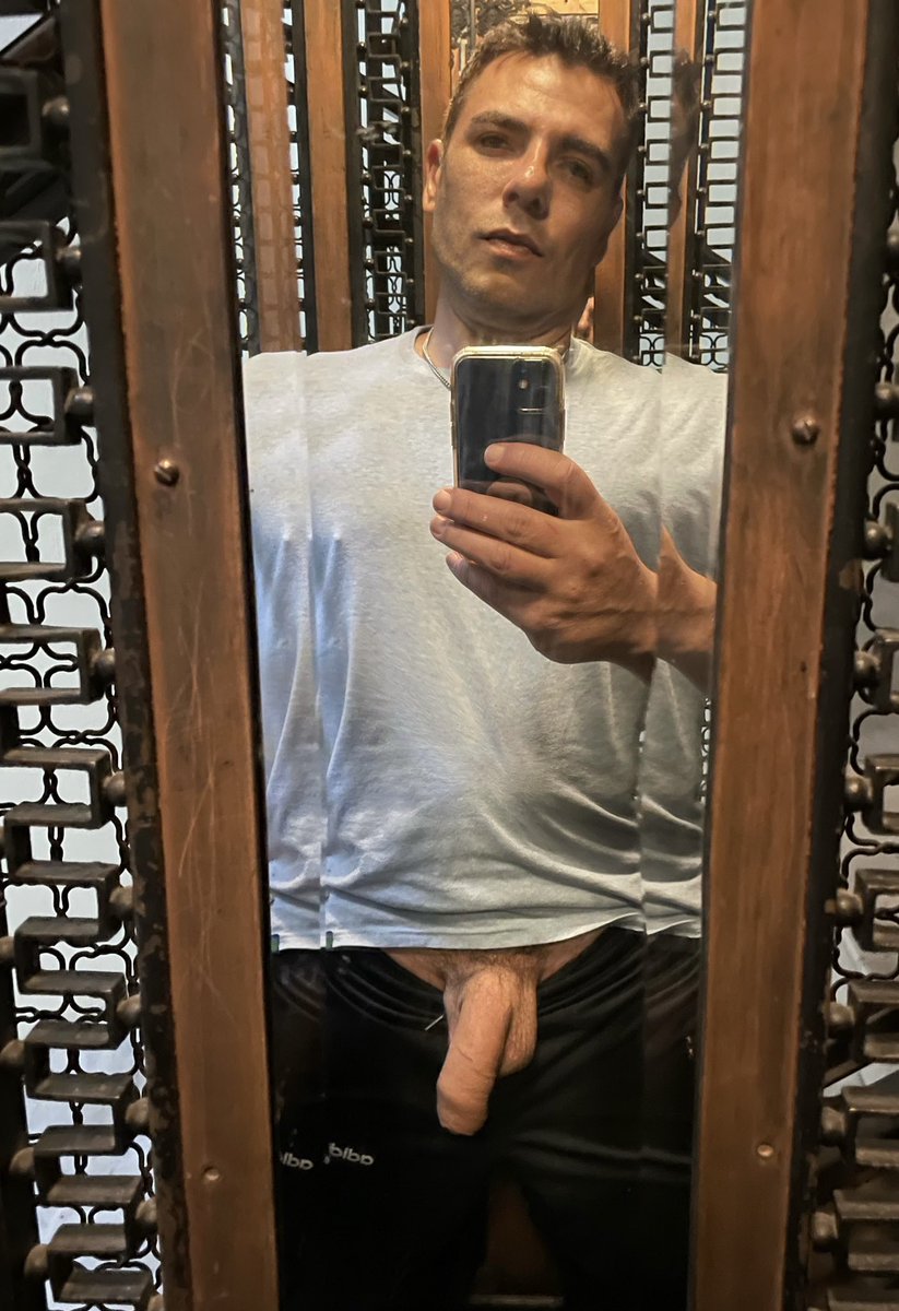 ErlantzBA's tweet photo. Elevator #bigdicksinpublic #bigdickstud #BuenosAires #exibitonist #gay # https://t.co/pjsbWa9B3H
