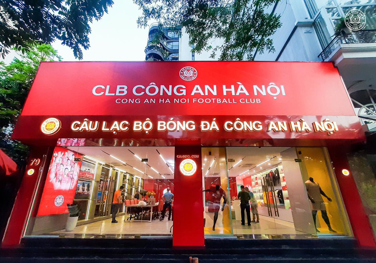 VNSportsnews's tweet photo. Let's take a look at the new showroom of Hanoi Police FC will be inaugurated and opened this morning - May 5th 2023.

#hanoipolicefc #vleague #vsn #clubshop https://t.co/VpwHPBORqq