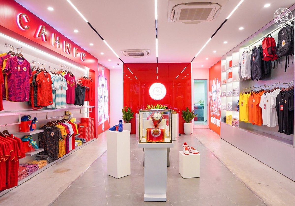 VNSportsnews's tweet photo. Let's take a look at the new showroom of Hanoi Police FC will be inaugurated and opened this morning - May 5th 2023.

#hanoipolicefc #vleague #vsn #clubshop https://t.co/VpwHPBORqq