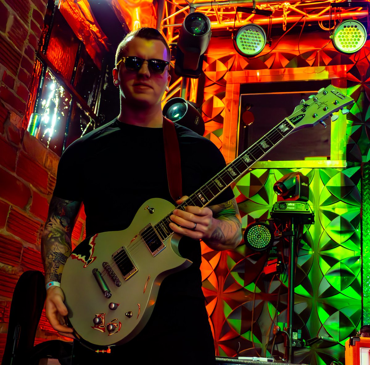 Right after I played at <a href="/JoeMamasMotown/">Joe Mama's</a> in #morgantown a drunk college girl asked me if I was <a href="/macklemore/">Macklemore</a> . Jokes on her, I did have $20 in my pocket #WVU <a href="/Motorcycle_DB/">Motorcycle Drive-By</a> 

📷 Rickey Walters