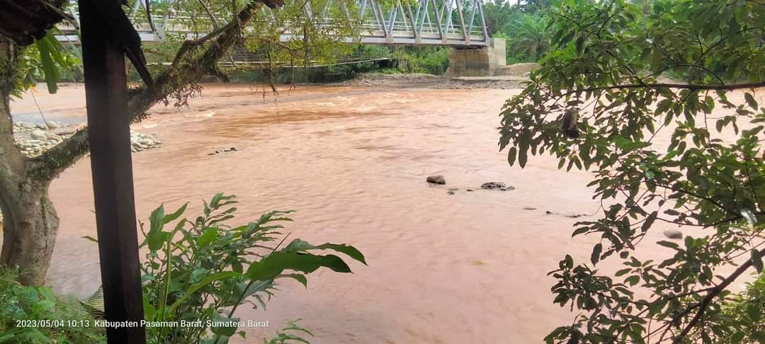 Air nan jernih tinggal kenangan, bahkan sebentar lagi sangat mungkin tinggal genangan. Air keruh disebabkan penambangan emas dihulu sungai dan capai puncaknya selepas Idulfitri 1444 H. Masyarakat hanya pasrah krna zona itu seperti negeri autopilot. Bgtupun penguasa tak peduli 😡