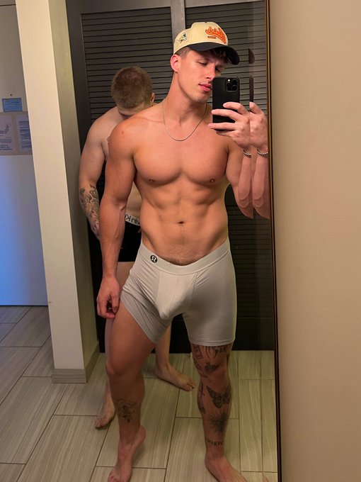 step bro in the back 😂 https://t.co/cFn85c3Dcy<a href="/tag/fitness"class="tags"><span>#fitness</span></a>