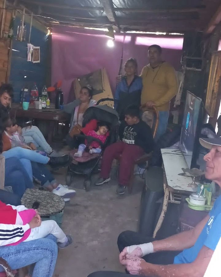 UPFAlteBrown's tweet photo. 📍Compañeros del #BarrioElTrebol, en lo profundo de #Longchamps, al límite de #PresidentePeron y también compañeros de #EstebanEcheverria que vienen a aportar su trabajo territorial y político.
#UPF #UnionPopularFederal #AgrupacionPoliticaDelNuevoSiglo #DevitaGracielaConduccion https://t.co/4gSCscqEbm