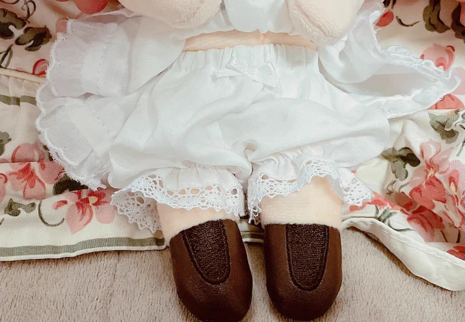 残狂でお迎えした洋服ぴあぴあぬいに試着してもらってるんだけど細かくて感動する ドロワーズの前にリボンついてるしパニエ全円以上だしテンション爆上がる おへそ