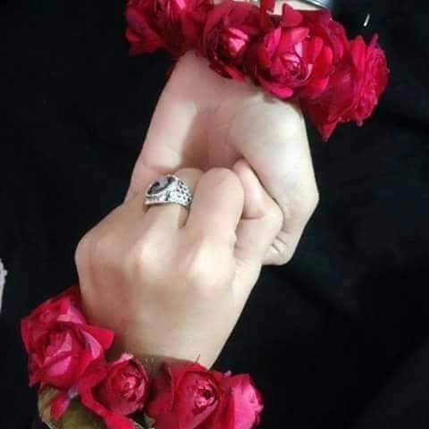 💔🍂🥀
کچھ ایساہو یہ شام ڈھلے ،
کوئی ہاتھ میں تھامے ہاتھ میرا
کوئی لے کے مجھ کو ساتھ چلے ،
کوئی بیٹھے میرے پہلو میں
میرے ہاتھ پہ اپنا ہاتھ رکھے ،
اور پونچھ کے آنسو آنکھوں سے
وہ دھیرے سے یہ بات کہے ،
یوں تنہا سفر اب کٹا نہیں . .
چلو ہم بھی تمھارے ساتھ چلیں
#فروغ_اردو
