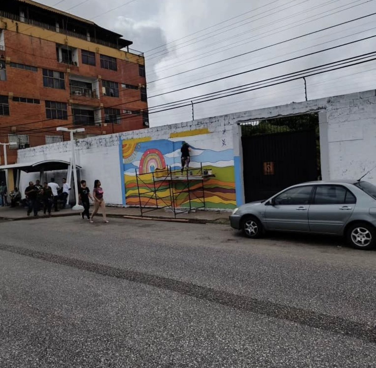 EdoSanabria's tweet photo. Que mejor que el arte para expresar lo que llevamos dentro. Y si lo que se lleva dentro es bello, pues belleza es lo que se obtendrá. Tal es el caso de este Mural, realizado por @vidaasperger en El Tigre, 

El arte es sublime, subjetivo. No tiene que parecerle lindo a todo el mundo.  Hay gente que puede expresar su opinión de manera respetuosa y otra de manera cruel y miserable. Es el reflejo de lo que se lleva dentro

Por más Murales así. 
Por más  espacios de inclusión, 
respeto,  tolerancia y aceptación 

Solo a través de la educación podemos  sensibilizar ante la condición diferente de los demás.

#Asperger