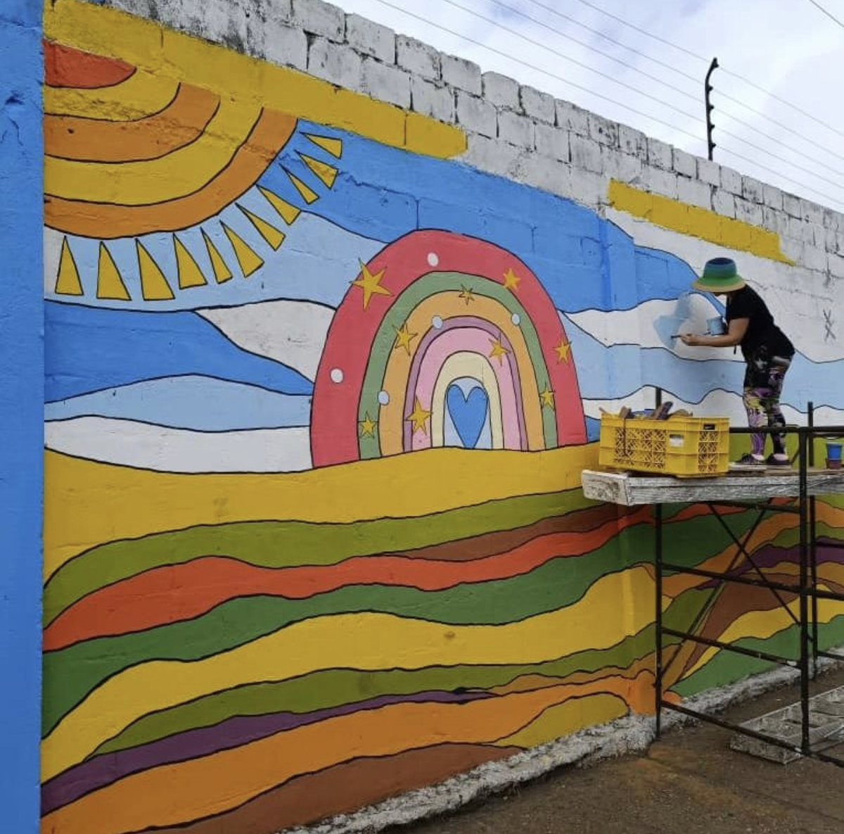 EdoSanabria's tweet photo. Que mejor que el arte para expresar lo que llevamos dentro. Y si lo que se lleva dentro es bello, pues belleza es lo que se obtendrá. Tal es el caso de este Mural, realizado por @vidaasperger en El Tigre, 

El arte es sublime, subjetivo. No tiene que parecerle lindo a todo el mundo.  Hay gente que puede expresar su opinión de manera respetuosa y otra de manera cruel y miserable. Es el reflejo de lo que se lleva dentro

Por más Murales así. 
Por más  espacios de inclusión, 
respeto,  tolerancia y aceptación 

Solo a través de la educación podemos  sensibilizar ante la condición diferente de los demás.

#Asperger
