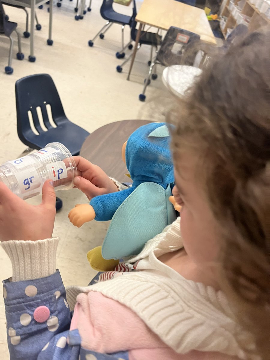 NNDSBliteracy's tweet photo. Little ones working with blends!  We follow a scope and sequence. Spin to make new words!#readtoyourstuffie https://t.co/csGu9d5CDj