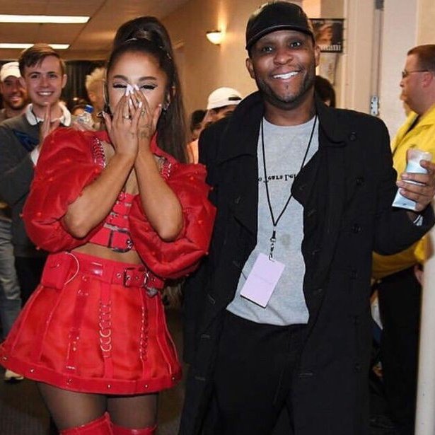 Funny Ariana Grande performance moments,  a thread !