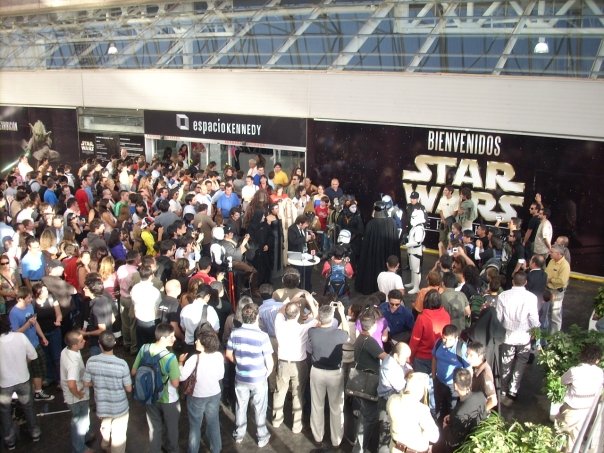 Amo esta foto por que fue la primera vez que los fanáticos de STAR WARS de chile y de paises hermanos nos reuníamos en un lugar a ver objetos que pertenecieron a las películas e inicio la amistad con muchos amigos que se mantiene hasta hoy, un abrazo a todos los Fans #StarWarsDay