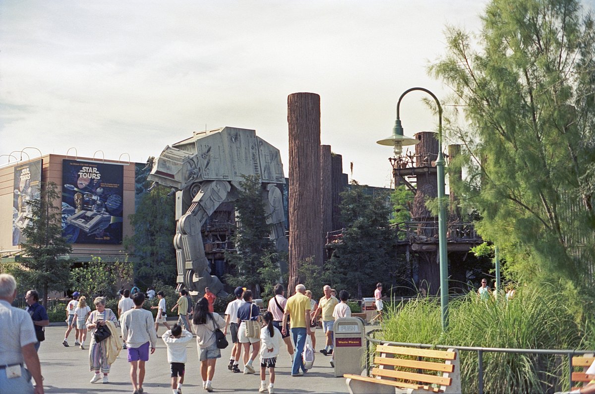 I'll stick with the Disney-MGM Studios theme and celebrate May the Fourth with this photo of my first time seeing Star Tours, in March, 1990.
