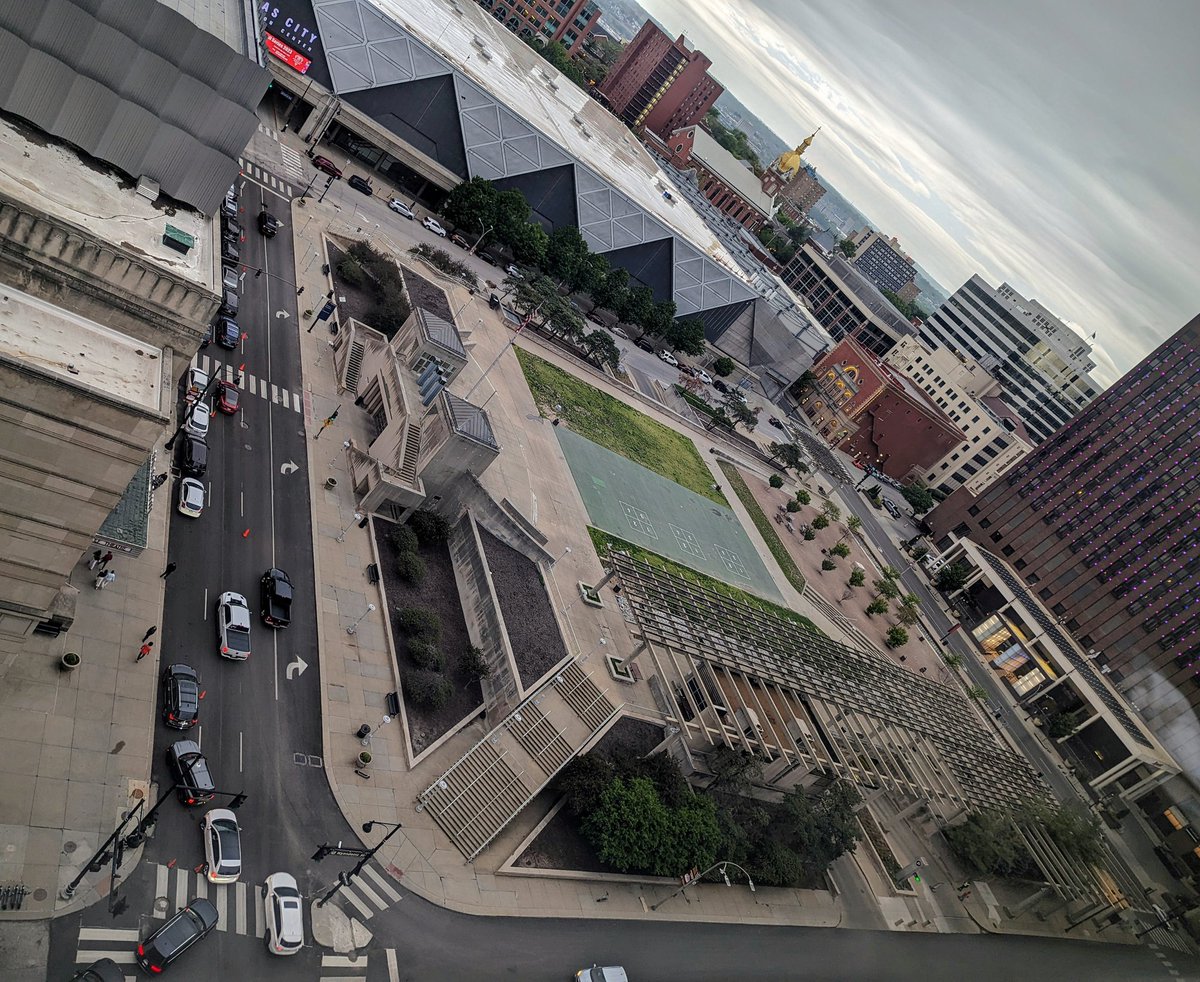 MuskSanityCheck's tweet photo. @KansasCity is just a little bit trippy sometimes. https://t.co/9kFKCFyEaZ