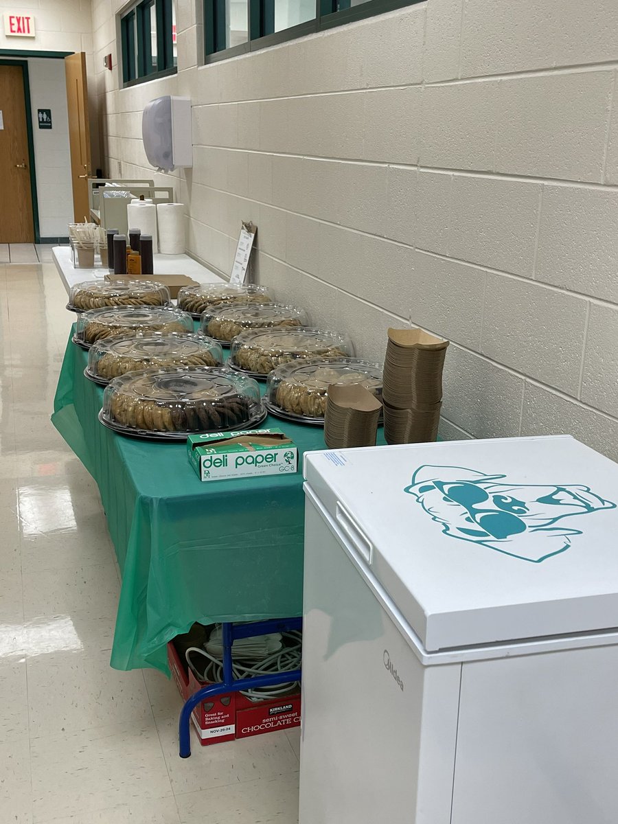 pto_mhs's tweet photo. Cincy Sammies Sandwich Day! We 💚you staff! #masoncomets #cincysammies https://t.co/LfhYem5JSk