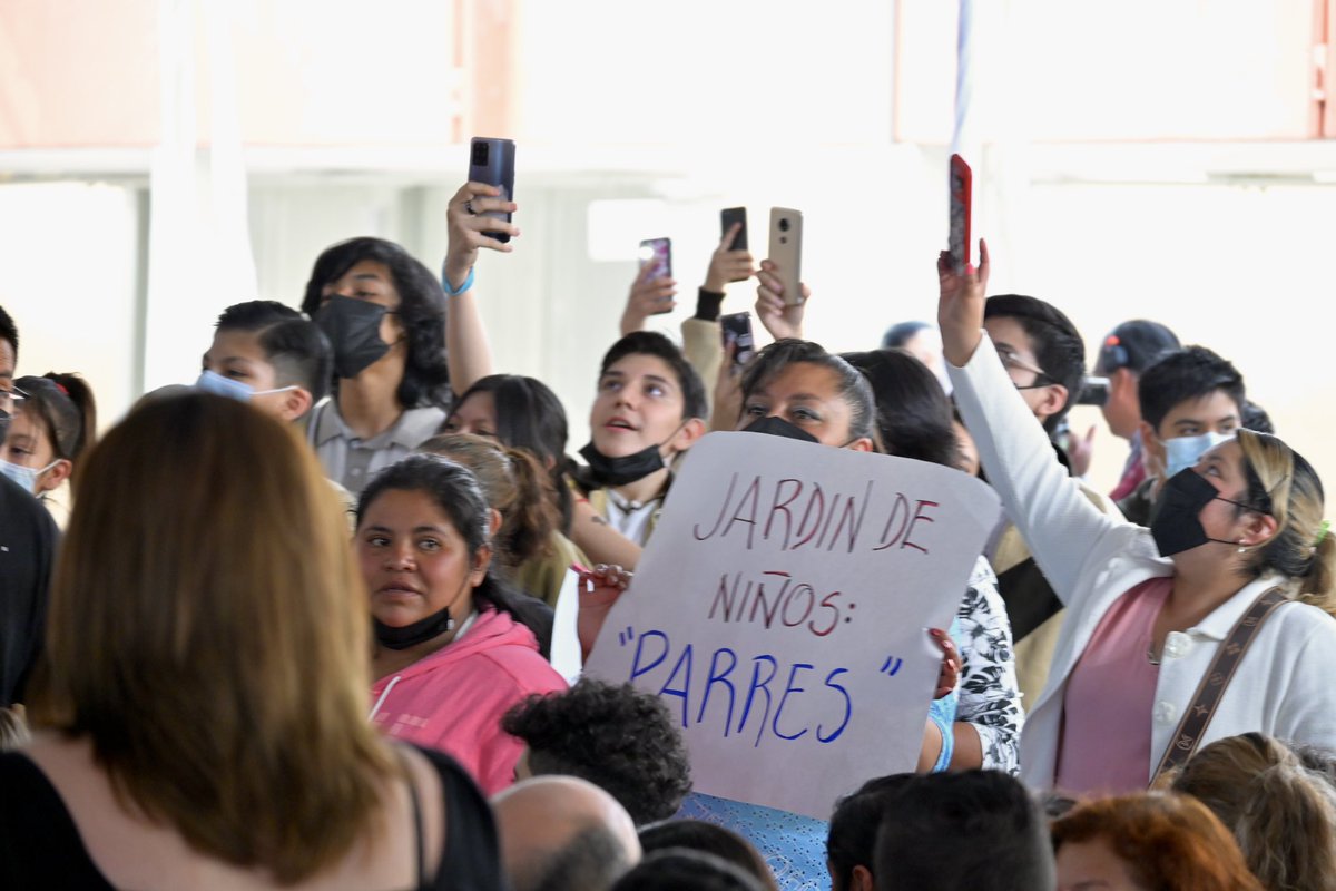 RigoSalgadoV's tweet photo. En la Ciudad que lo tiene todo la educación es un derecho y lo planteles escolares dignos también

Acompañamos a la #JefaDeGobierno @Claudiashein a la entrega de tarjetas del programa La Escuela es Nuestra-Mejor Escuela 🏫.

Las niñas, niños y jóvenes son el presente y el futuro de México 🇲🇽🫶.