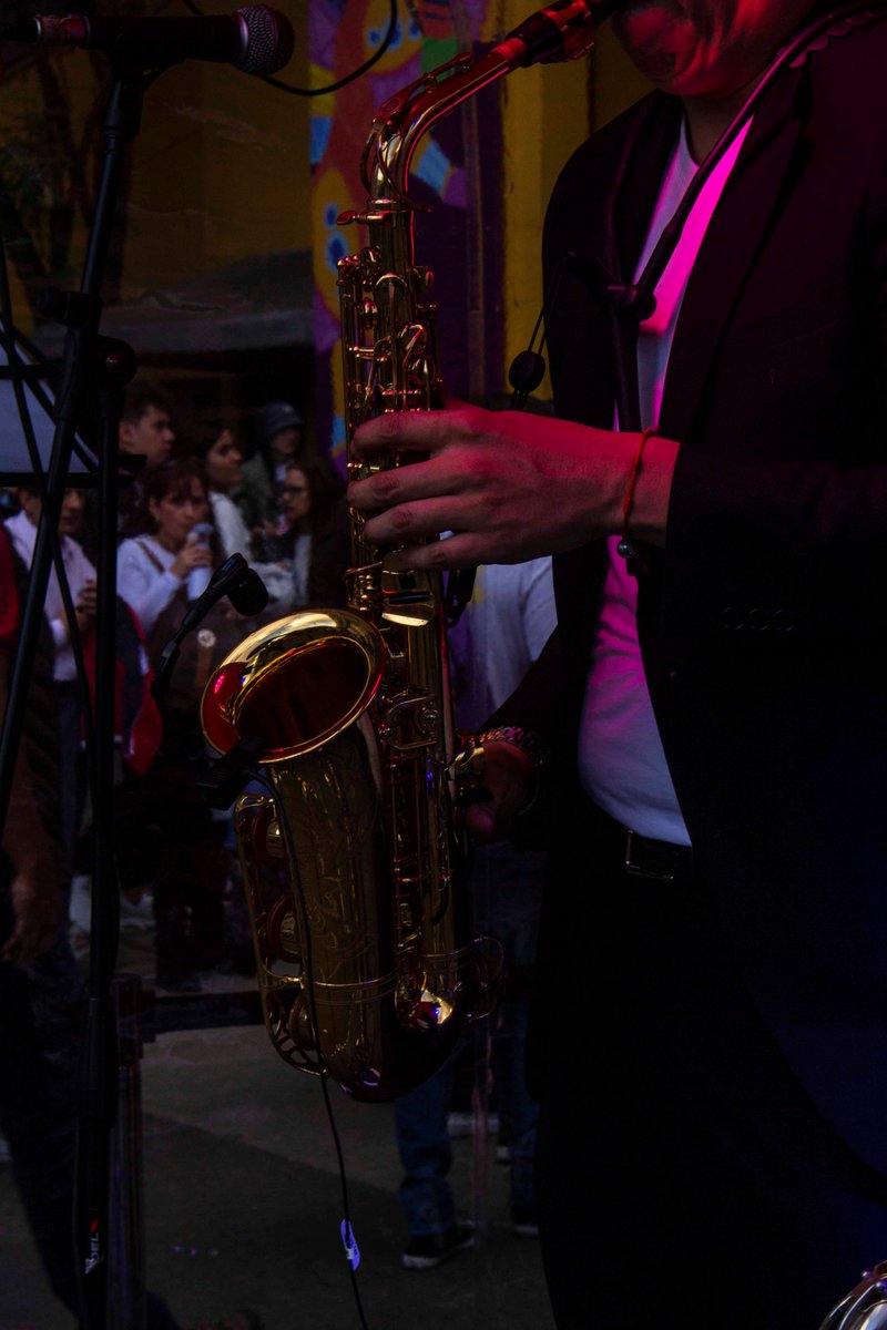 Jano084's tweet photo. #colombia #bogotá #jazz #bluesmusic #musica #saxofonista #bogotart #cultura #bogotacity #filbo2023 #canont5i #foto #fotografia #fotoreportaje #photo #photography #streetphotography #fotografiaurbana #fotografiadecalle #street #streetphoto #fotografia https://t.co/3xi9ANPiqc