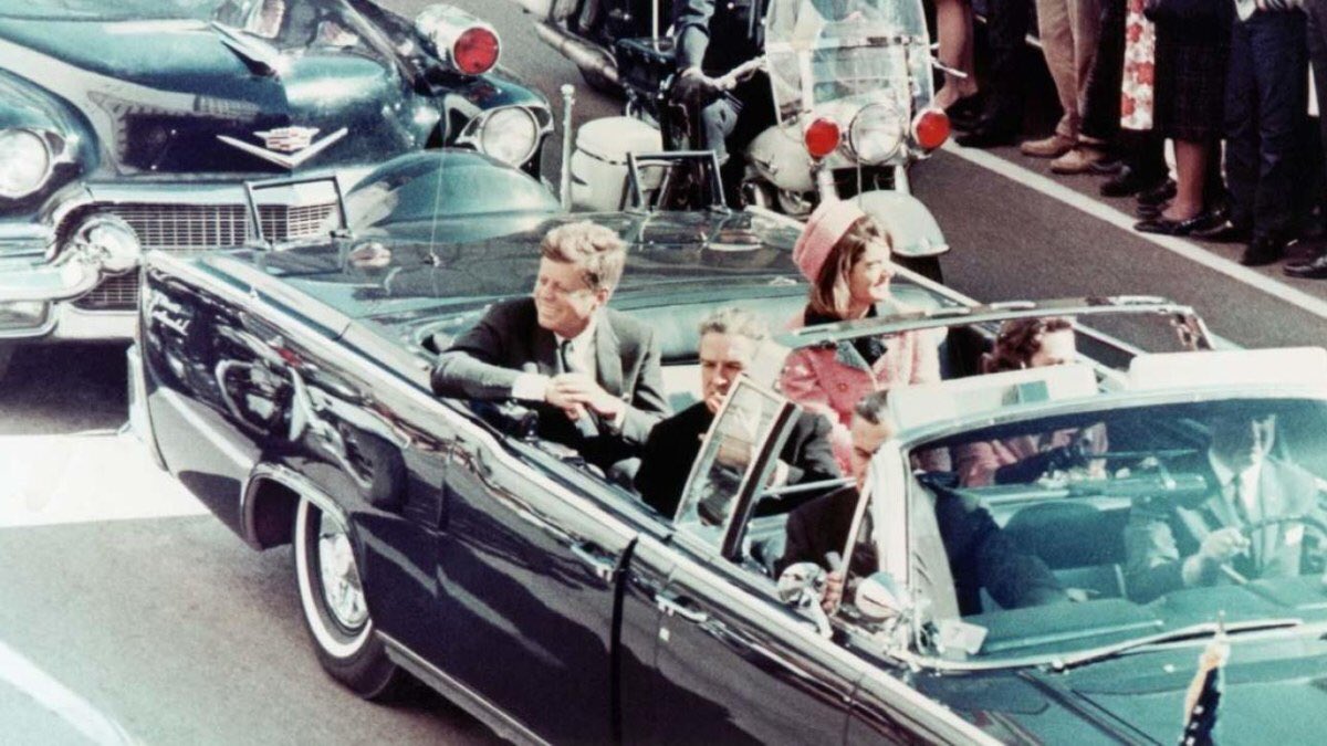 El asesinato del presidente John F. Kennedy es hasta el día de hoy el más misterioso, no solo porque nunca se pudo dar con el culpable (cosa bastante extraña), sino que hay un par de incógnitas que llamaron muchísimo la atención. Por ejemplo, dos personas sospechosas. ABRO HILO🧵